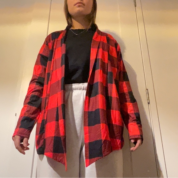 Red and black cardigan - Picture 1 of 4